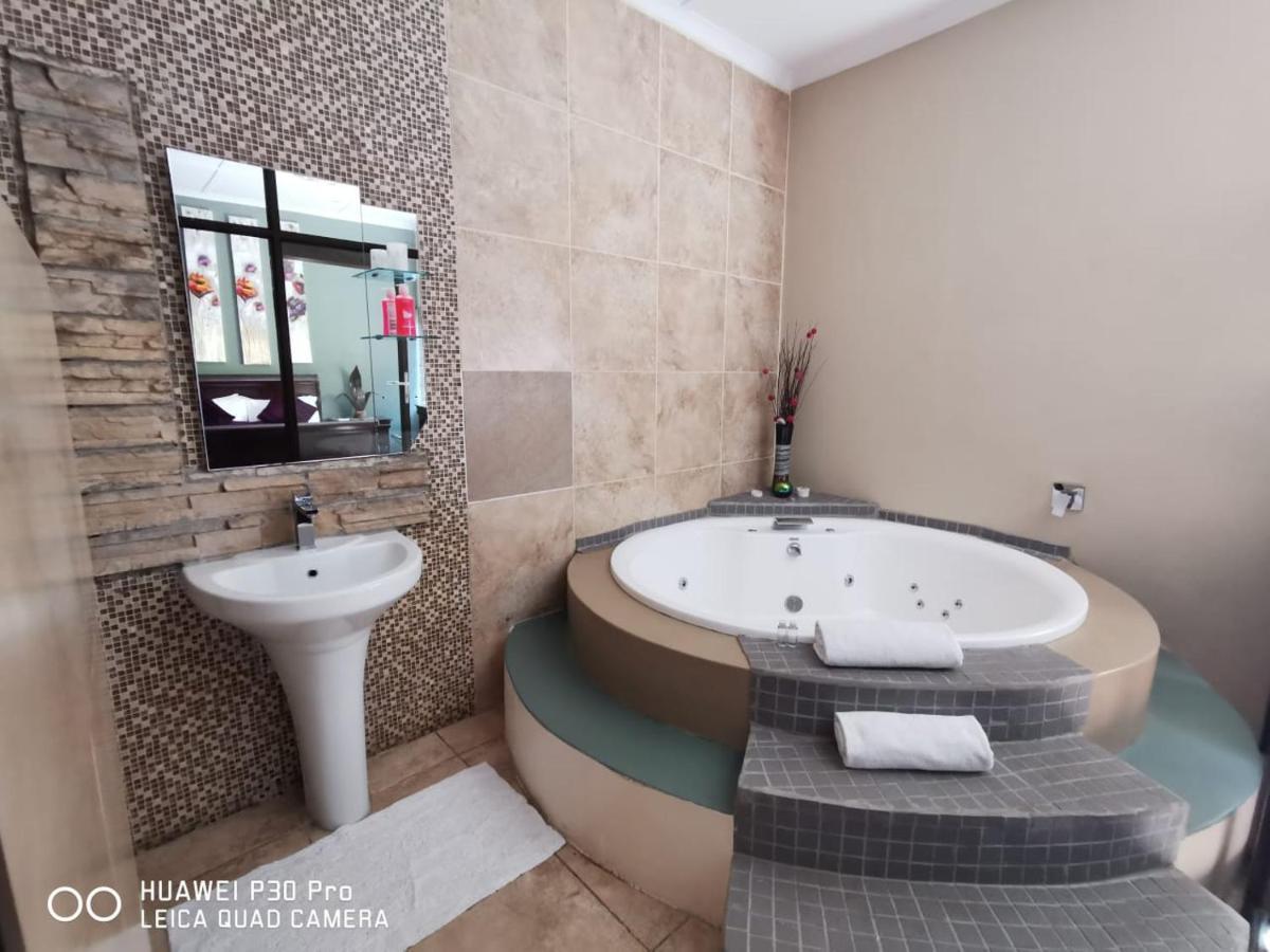 Moonriver Guesthouse Upington Extérieur photo